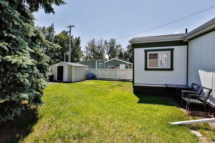 Property Photo: 431 3 Street N AB T0L 2B0