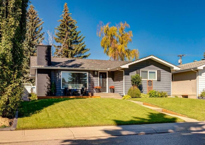 Property Photo:  425 Woodland Crescent SE  AB T2J 1J7 