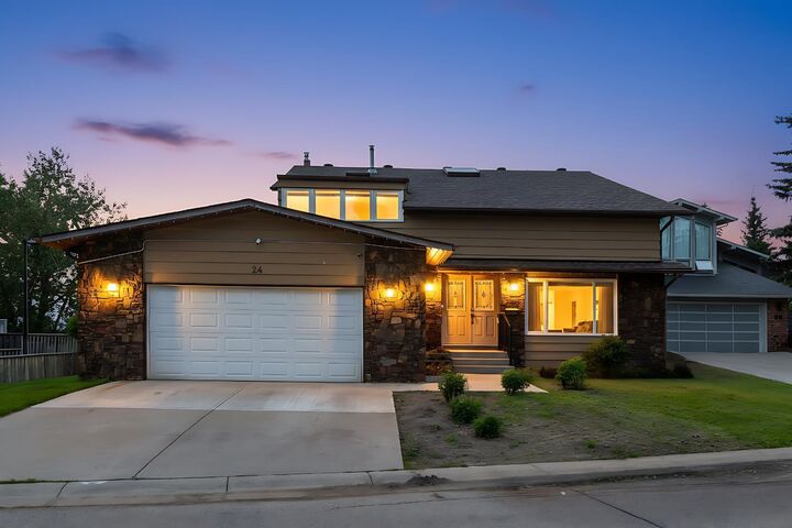 Property Photo:  24 Woodgrove Crescent SW  AB T2W 3Z1 
