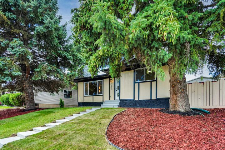 Property Photo:  1903 62 Street NE  AB T1Y 1N3 