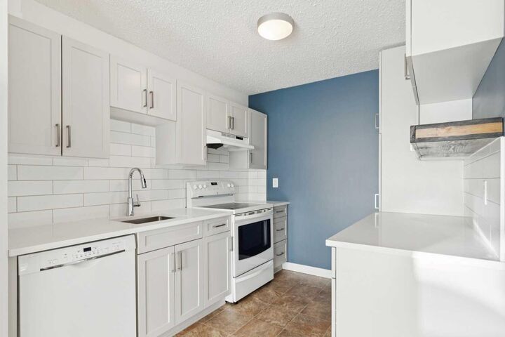 Property Photo:  11424 8 Street SW  AB T2W 4J5 