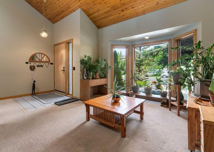 Property Photo:  224 Edgedale Drive NW  AB T3A 2R7 