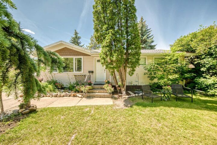23 Spruce Crescent — photo 1