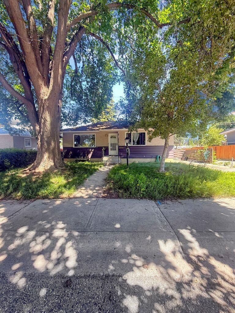 Property Photo: 2411 5 Avenue N AB T1H 0N8