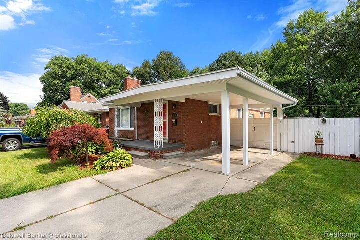 Property Photo:  22101 Mauer Street  MI 48080 