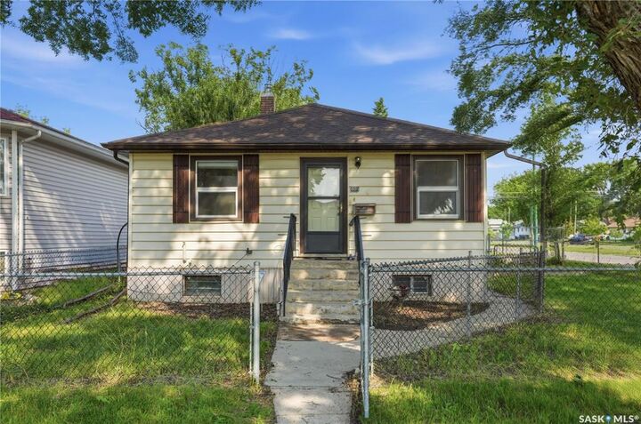 Property Photo: 806 L Avenue N SK S7L 2R4