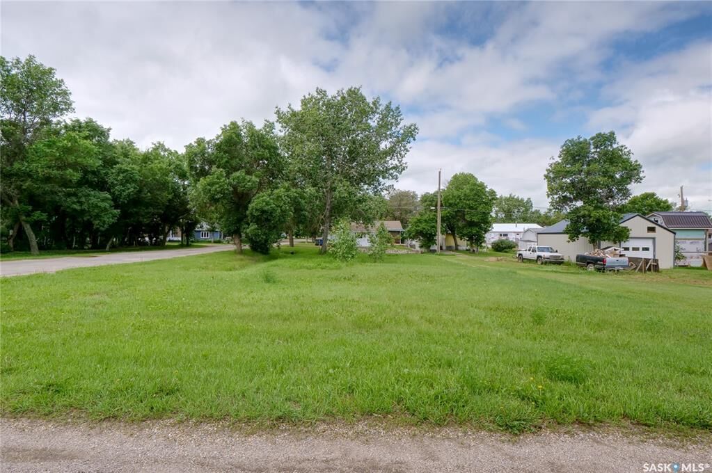 Property Photo:  132 1st Street W  SK S0H 2K0 