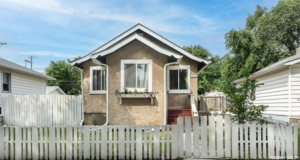 Property Photo:  1223 C Avenue N  SK S7L 1K6 