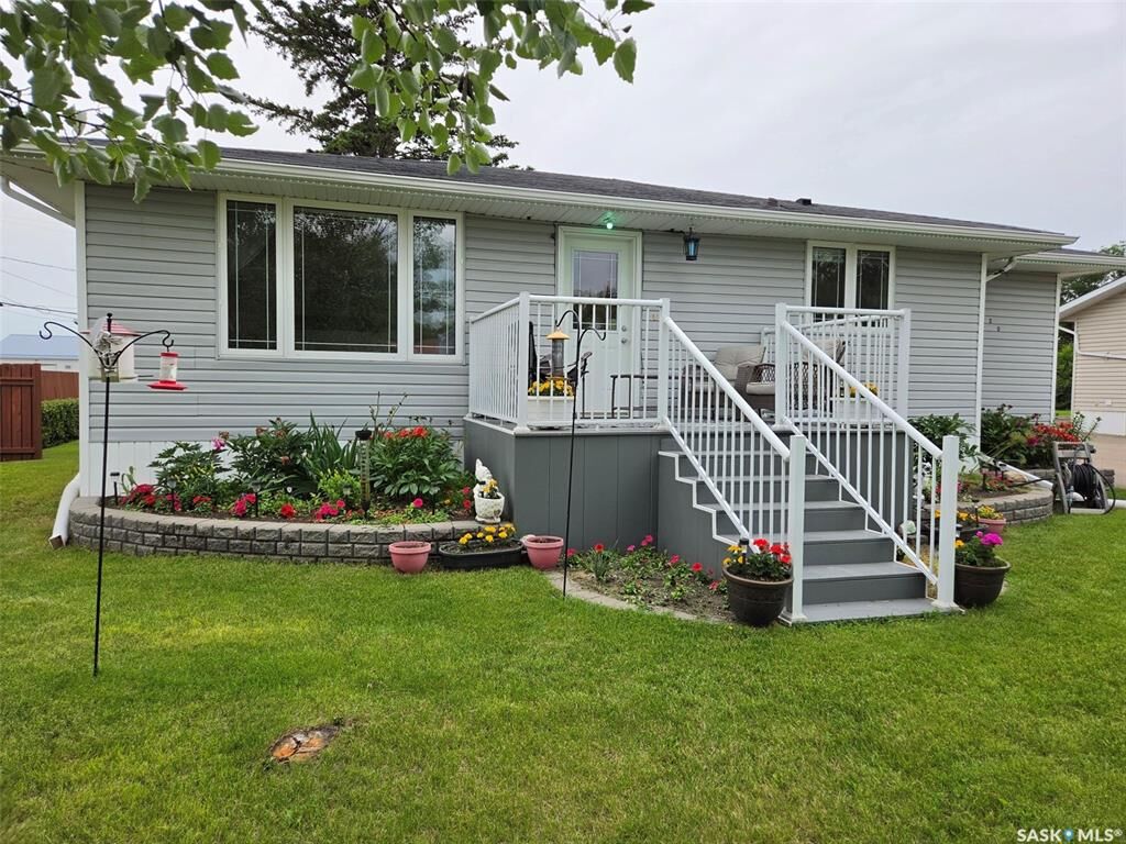 Property Photo:  320 6th Street W  SK S0C 0R0 