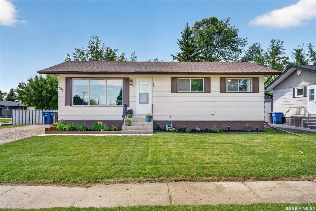 Property Photo: 905 14th Street SK S0K 2A0