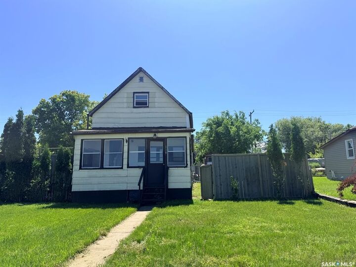 Property Photo:  119 Home Street W  SK S6H 4X3 