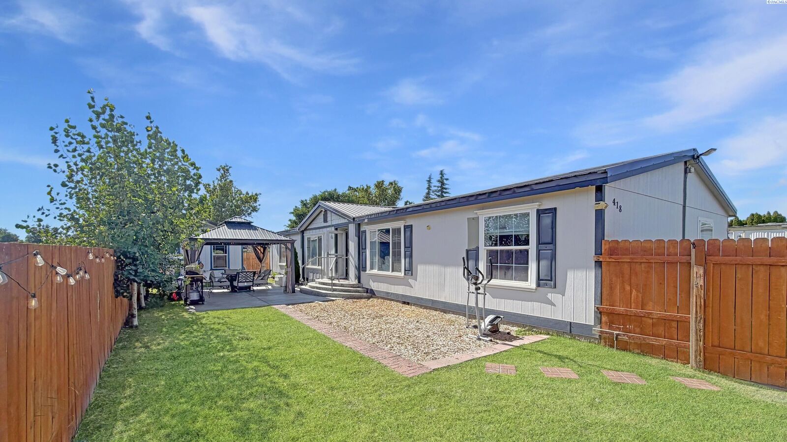 Property Photo:  418 S 23rd Ave  WA 99301 