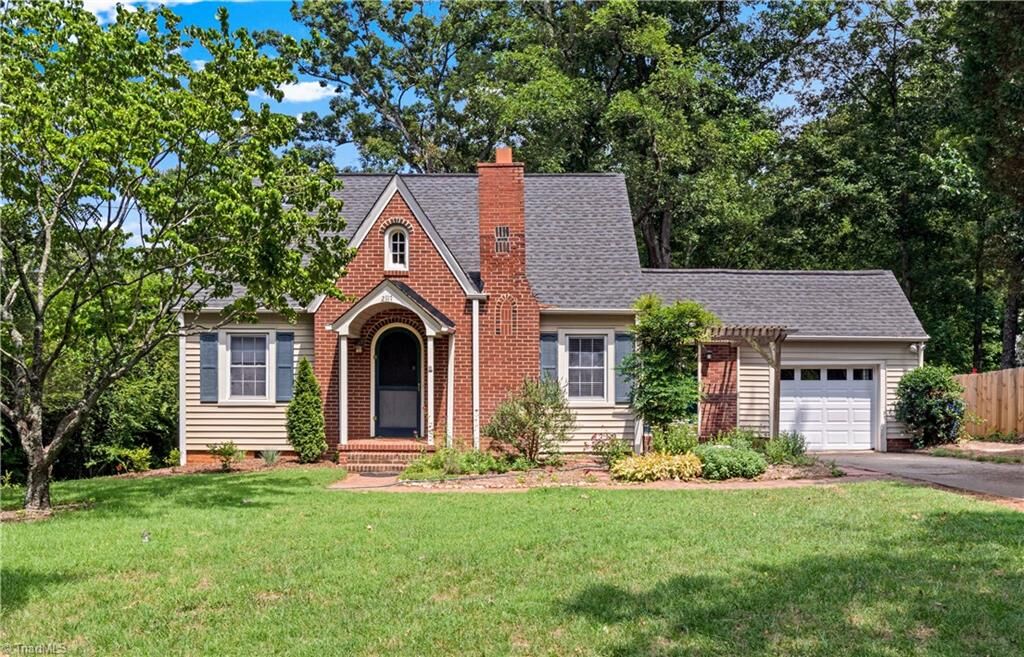 Property Photo: 2117 N Peace Haven Road NC 27106