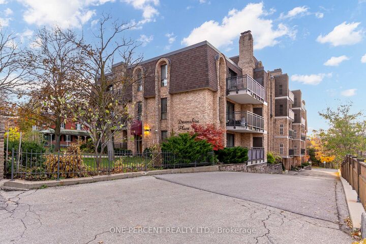 Property Photo: 15390 Yonge Street 406 ON L4G 1N8