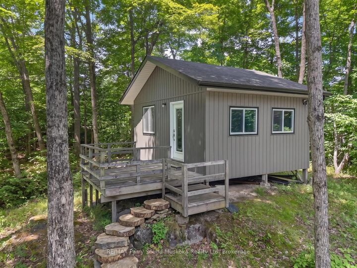 Property Photo: 3 Buttercup Lane N ON P2A 2W7