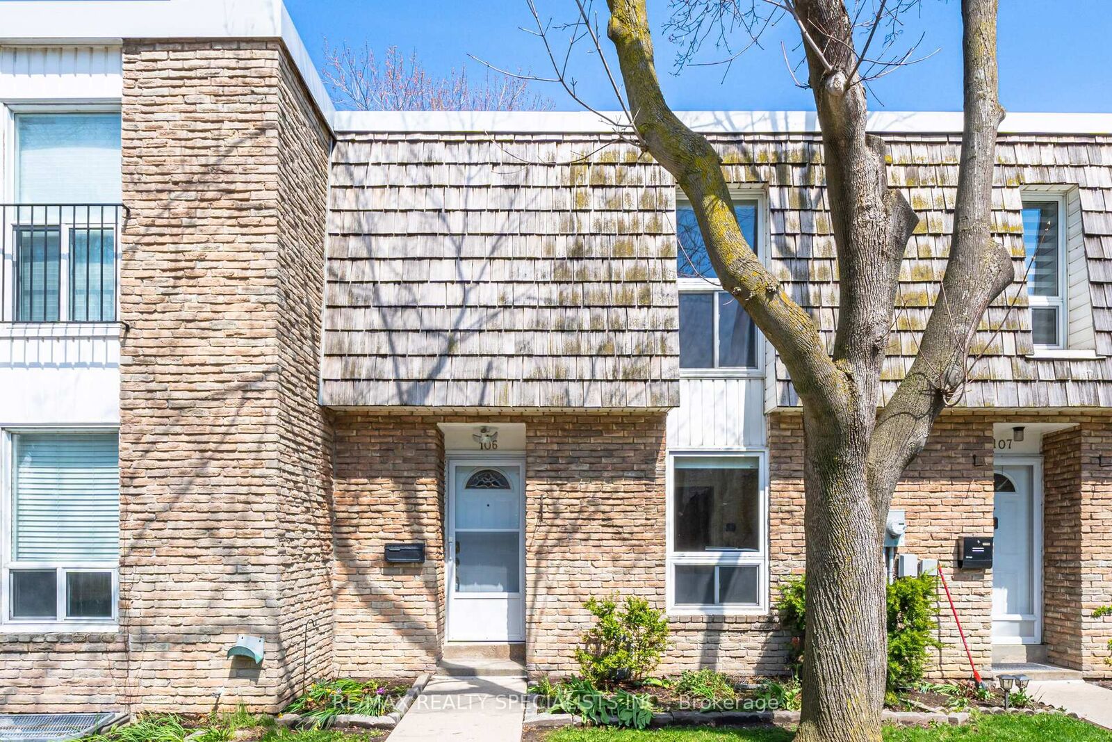 Property Photo: 701 Burnhamthorpe Road 106 ON M9C 2Z6