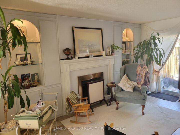 Property Photo: 6 Bowman Way 147 ON L3T 4Z7