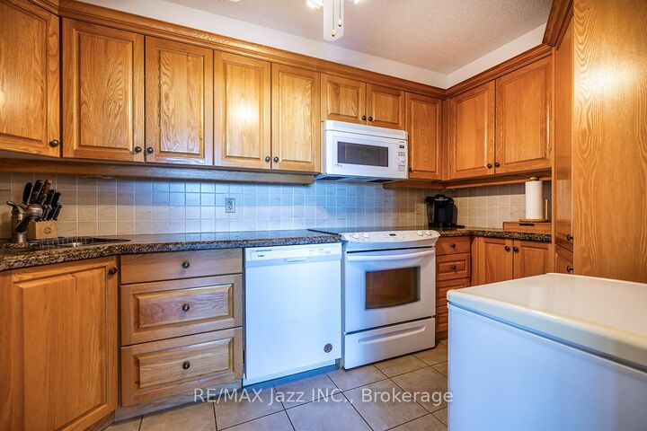Property Photo:  55 William Street E Ph 7  ON L1G 7C9 