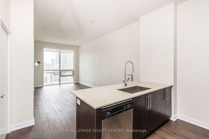 Property Photo: 510 Curran Place 607 ON L5B 0J8