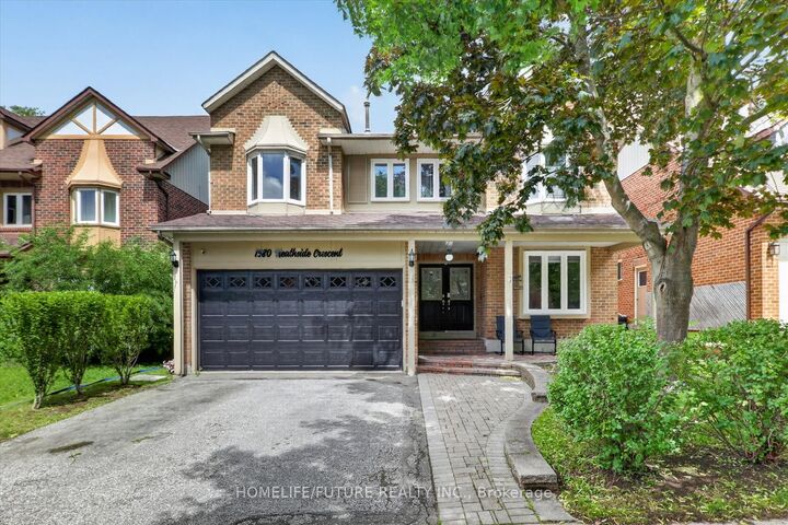 1580 Heathside Crescent — photo 1