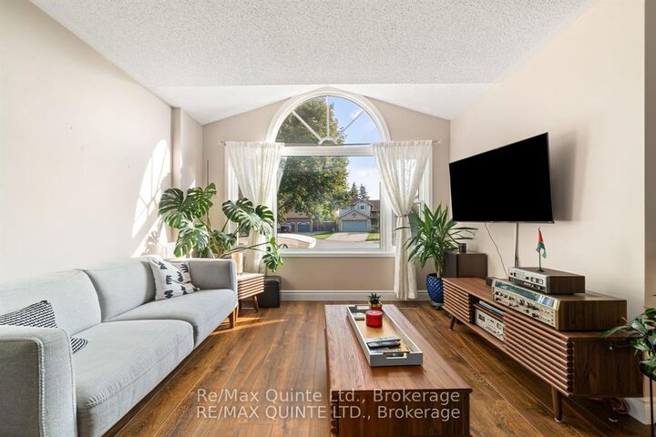 Property Photo: 2 Marchmont Place ON K8P 5E4