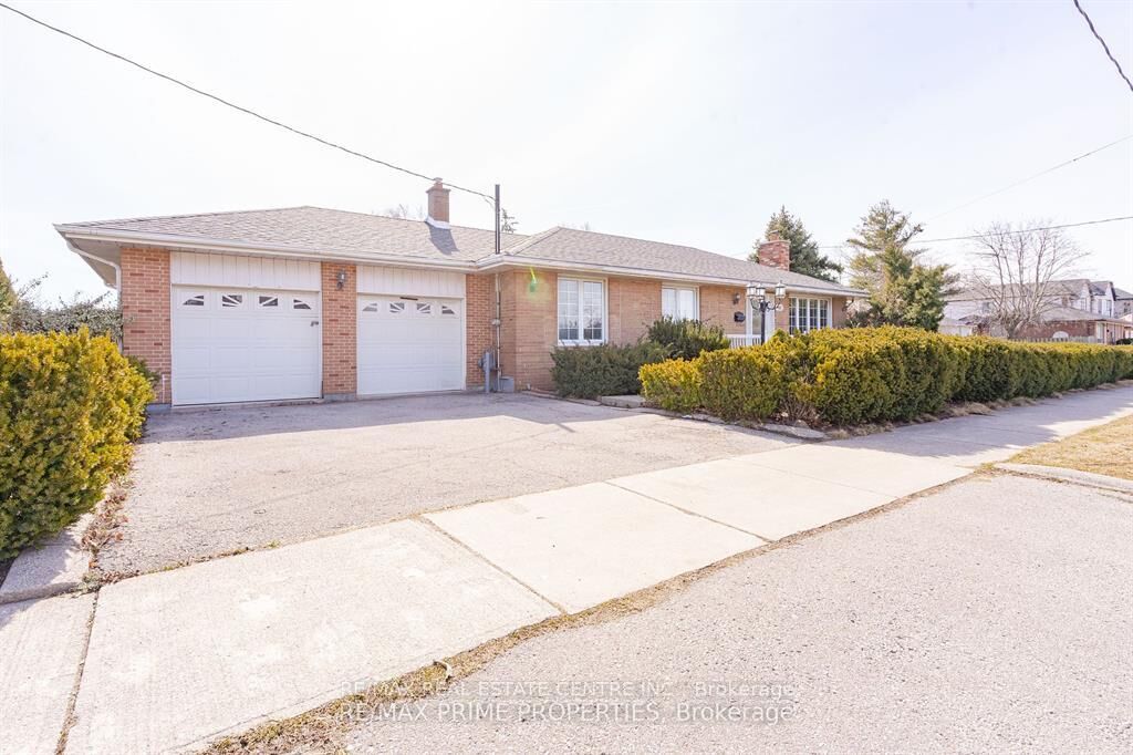 Property Photo: 492 Pinegrove Road ON L6K 2C3