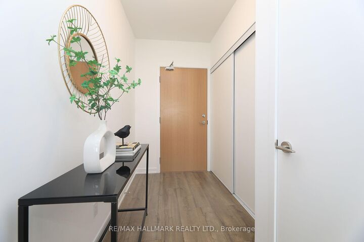 Photo de la propriété: 1787 St. Clair Avenue W 1111 ON M6N 0B7