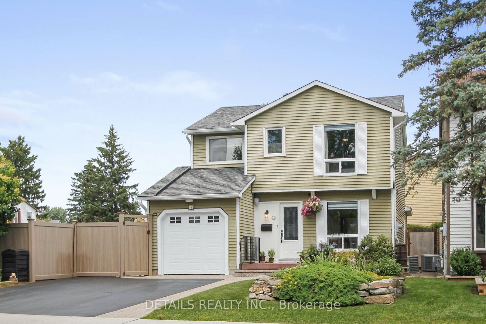 Property Photo:  41 Rickey Place  ON K2L 2H4 
