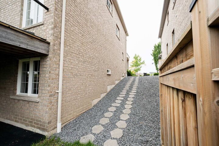 Property Photo:  176 Aishford Road Lower  ON L3Z 0P4 
