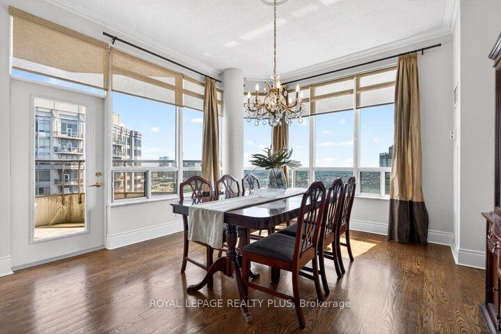 Property Photo: 35 Kingsbridge Garden Circle Tph4 ON L5R 3Z5