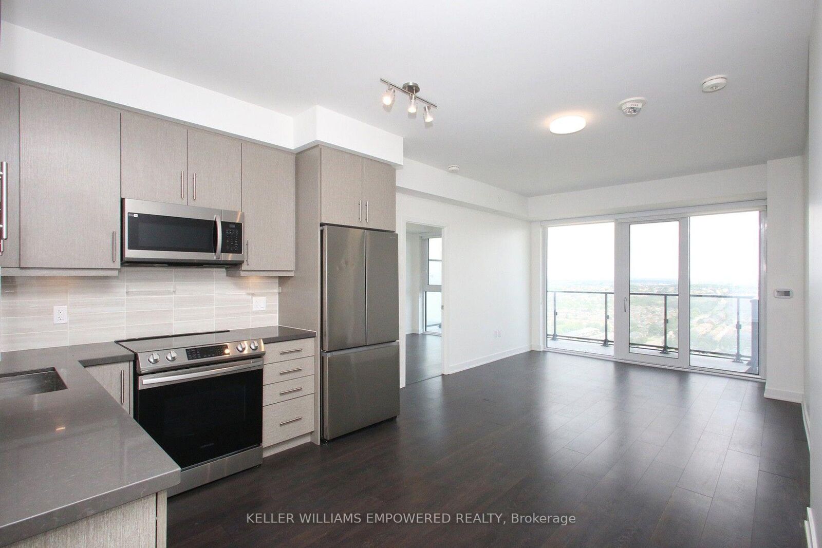 Property Photo:  105 Oneida Crescent 2606  ON L4B 0H6 