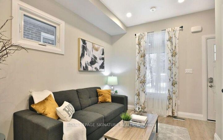 Property Photo: 33 Hawthorne Avenue ON L8P 4P7
