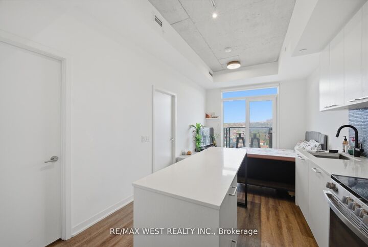 Property Photo:  1808 St. Clair Avenue W 801  ON M6N 1J5 
