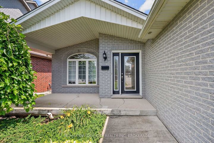 Property Photo: 5 Green Pointe Drive ON L3C 6Y2