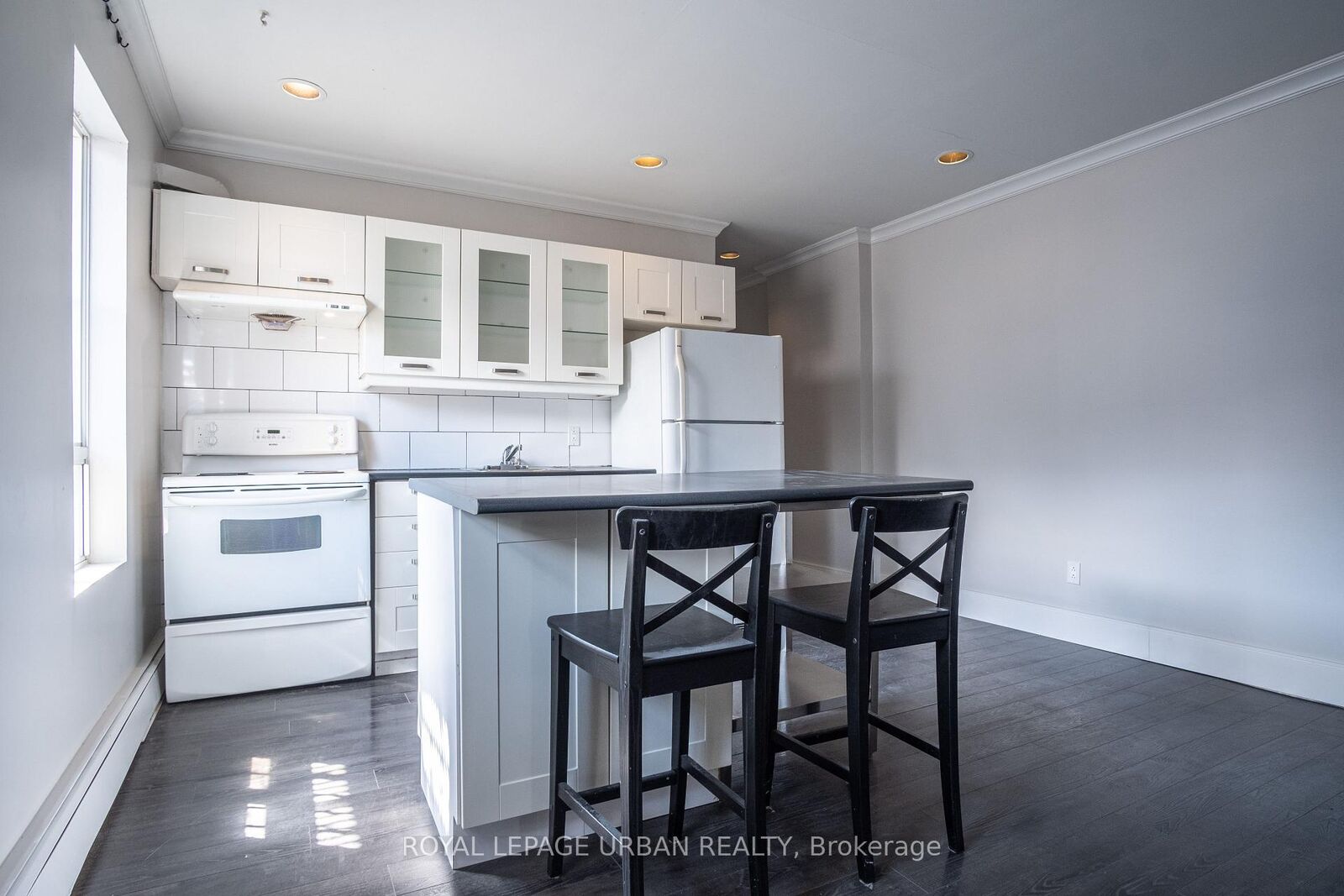 Property Photo:  636 Danforth Avenue 2  ON M4K 1R2 