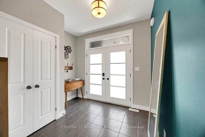 Property Photo:  6 Sutherland Crescent  ON N5C 0E3 