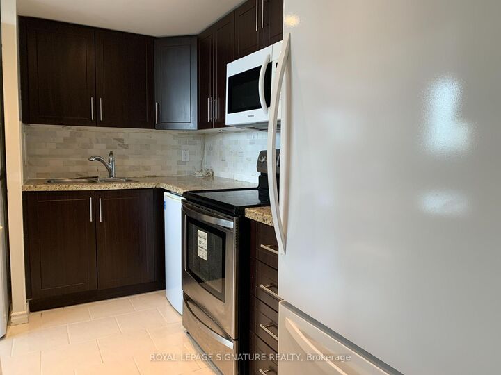 Property Photo:  3695 Kaneff Crescent 1107  ON L5A 4B6 
