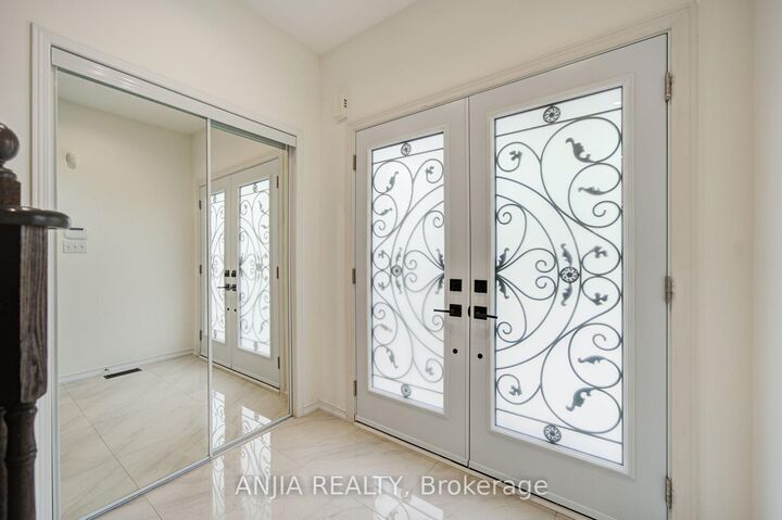 Property Photo:  106 Vera Lynn Crescent  ON L4A 0X6 