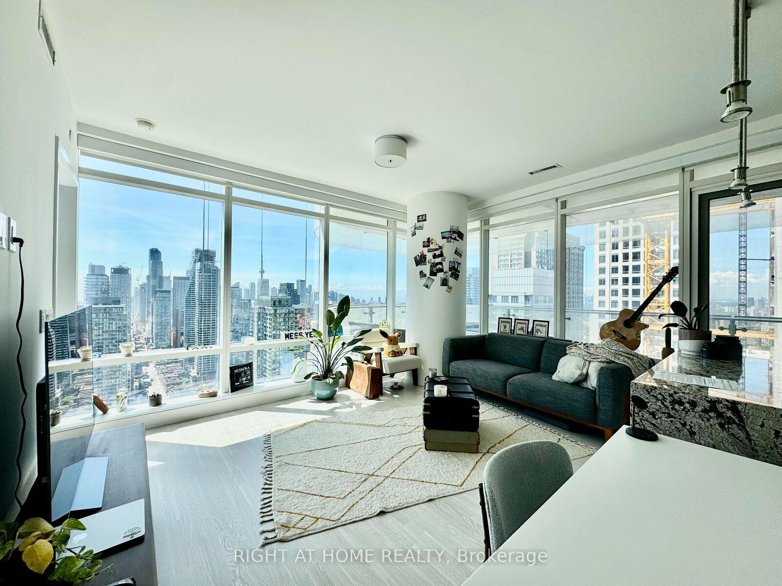 Property Photo:  1 Bloor Street E 3507  ON M4W 1A9 