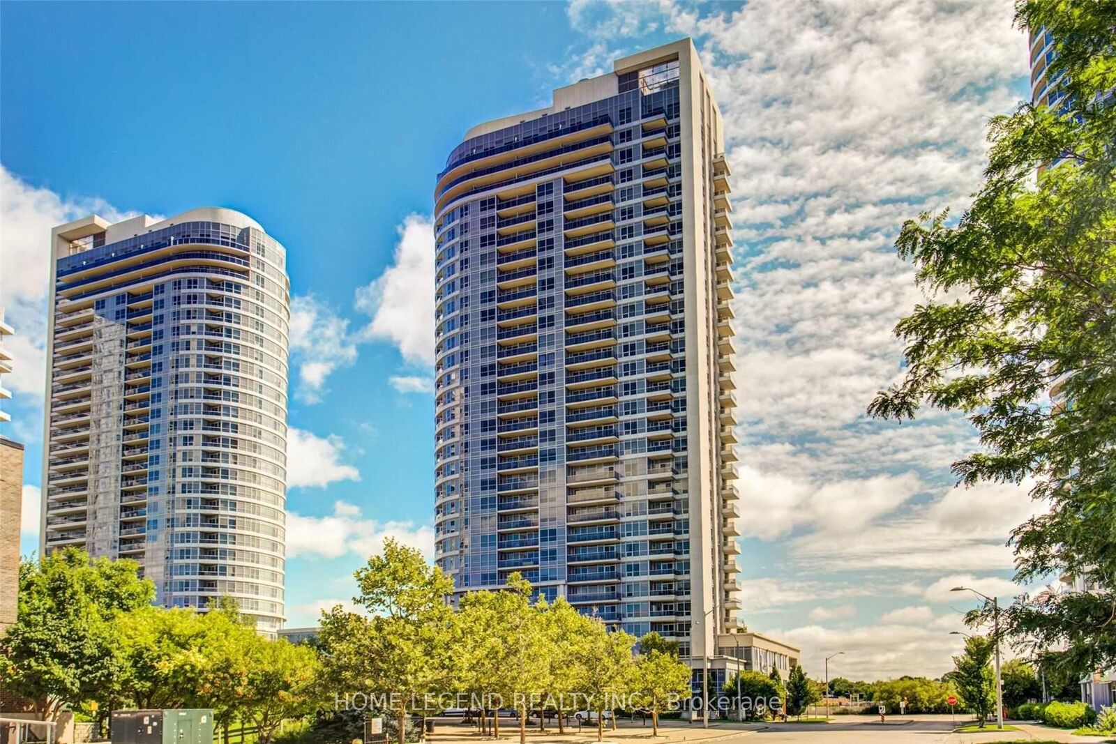 Property Photo: 151 Village Green Square 1706 ON M1S 0K5