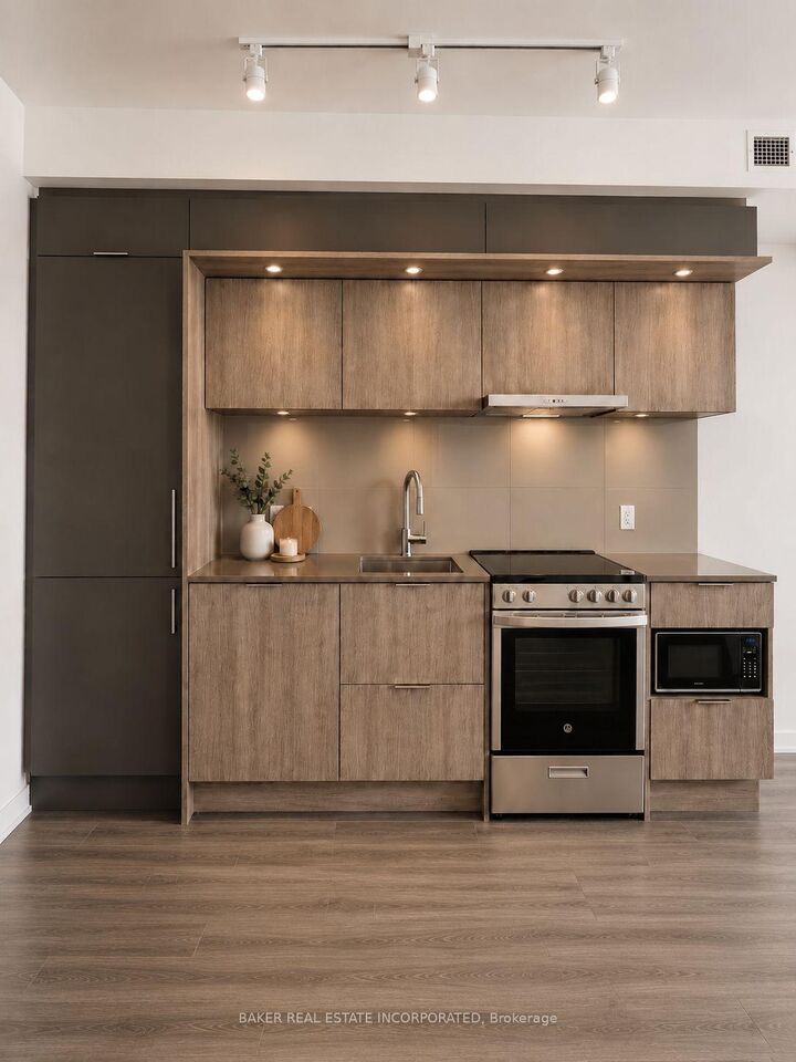 Property Photo: 448 Burnhamthorpe Road W 5501 ON L5B 4M6