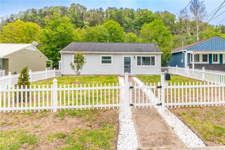 Property Photo:  2873 N Meadow St  PA 15065 