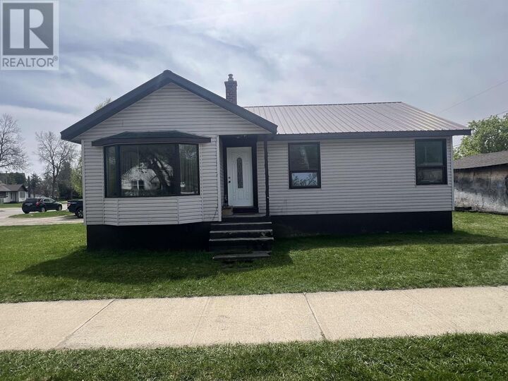 101 Pine Cres — photo 1
