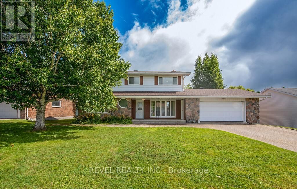 Property Photo:  624 Cedar Street North  ON P4N 6K4 