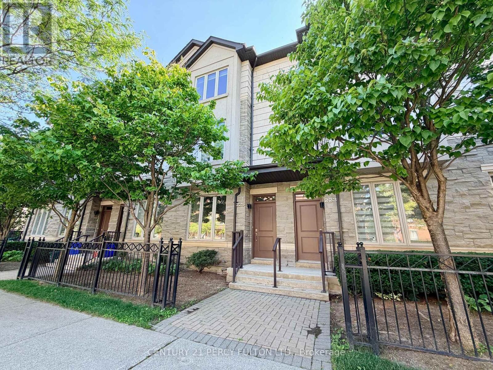 Property Photo: 225 South Park Road Th6 ON L3T 0B6