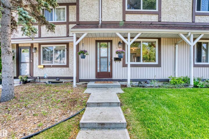 Property Photo:  117 Tudor Ln NW  AB T6J 3T5 