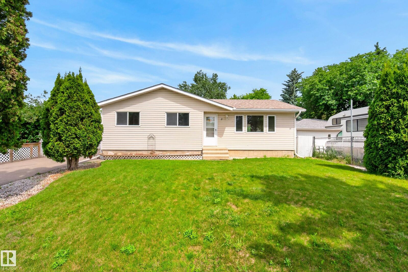 Property Photo: 3 Bristow Crescent AB T7X 2E1