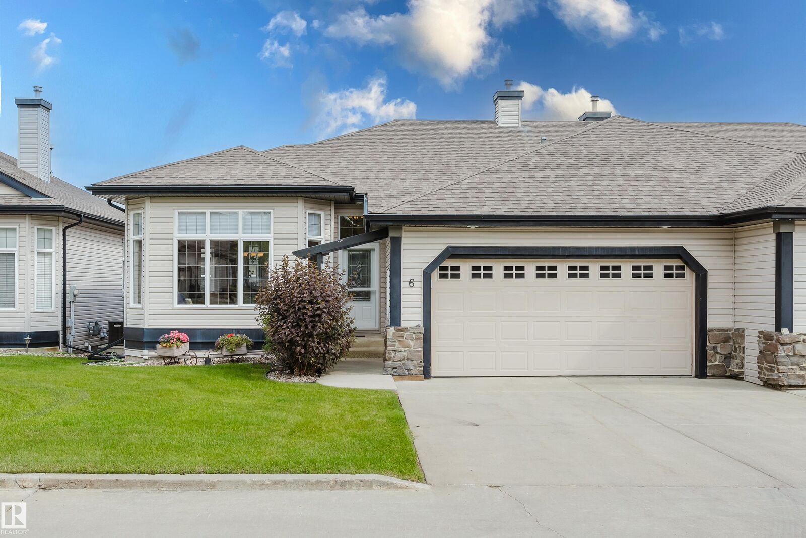 Property Photo: 12504 15 Avenue SW 6 AB T6W 1X1