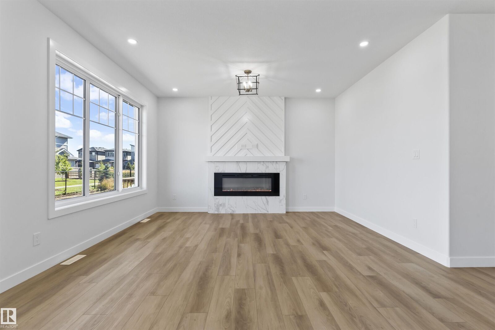 Property Photo:  208 Falcon Crescent  AB T0B 3M3 