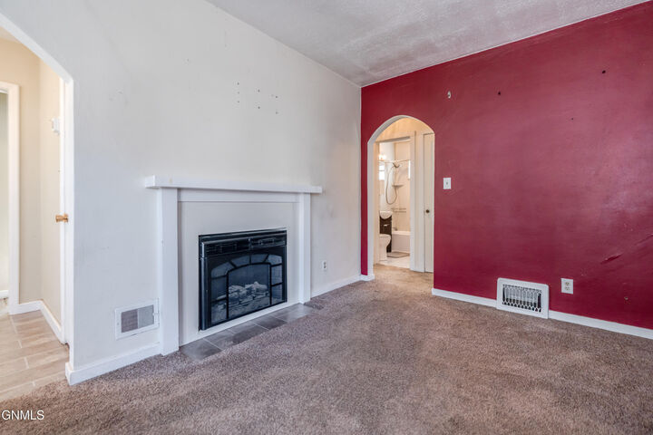 Property Photo: 909 E Avenue E ND 58501